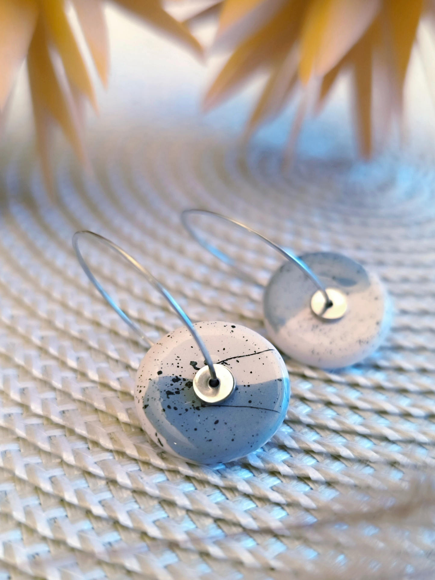 ROUND SHAPED ceramic dangle earrings, WHITE & GRAY